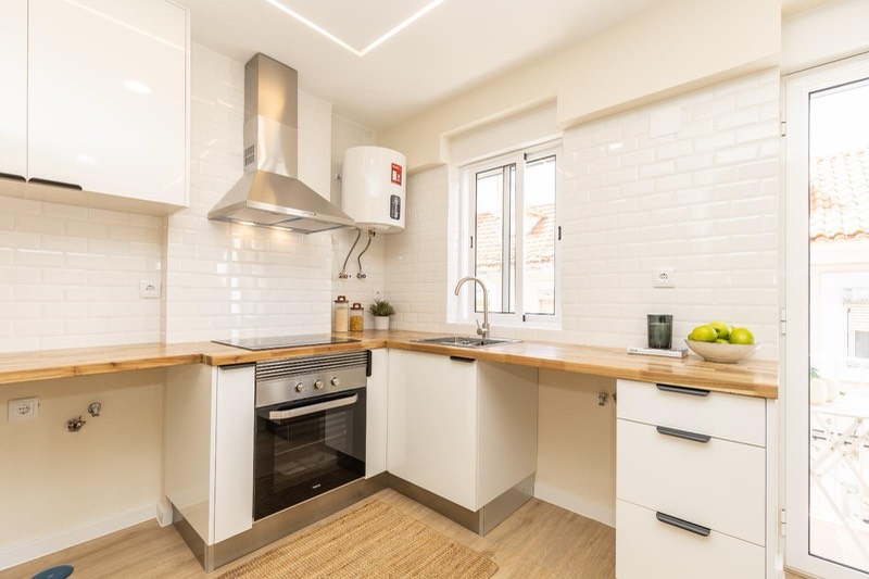 Overview of the open plan: entrance, kitchen, dining and balcony