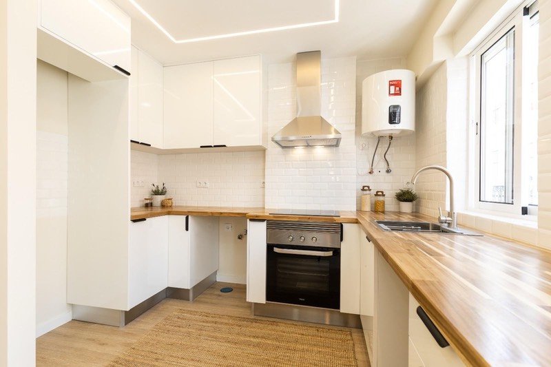 L-shaped kitchen with oven, hob and extractor
