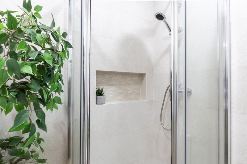 Shower tray with recessed niche and glass screen