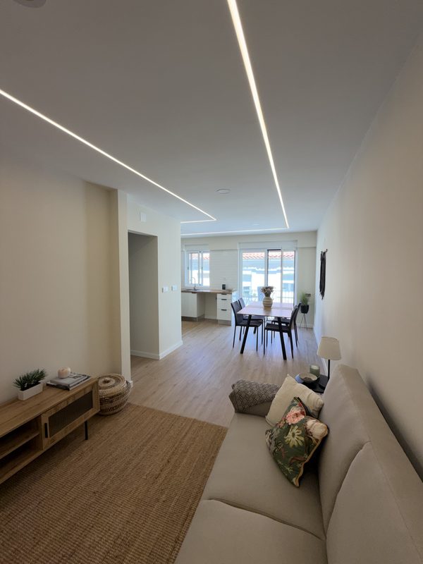 O apartamento visto da entrada, do sofá até à varanda