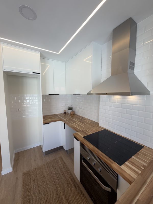 Forno, placa e exaustor, sobre azulejo tipo metro