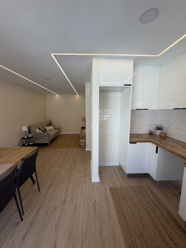 Coluna alta da cozinha, com a sala ao fundo